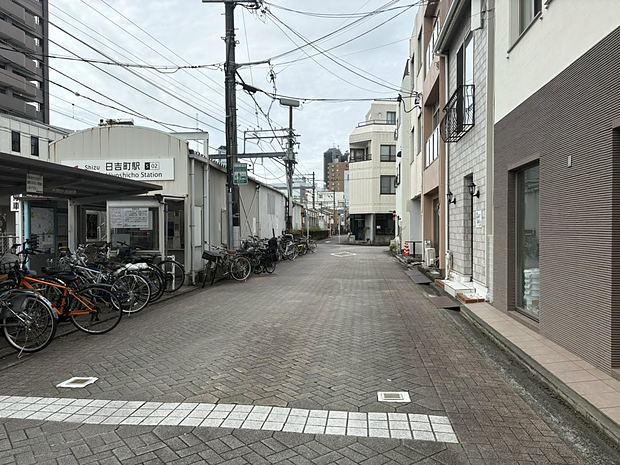 Go through this ticket gate and continue straight ahead, toward Shin-Shizuoka Station