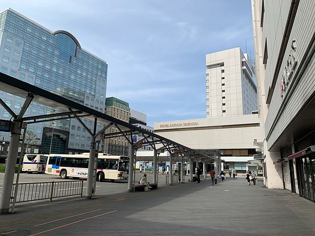 Leave by the North Exit, turn right and go straight on, heading for Hotel Associa