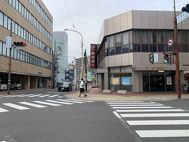 Go straight through the intersection; look for Shizuoka Bank