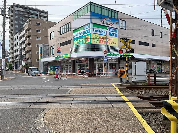 Cross the tracks in front of Kyorindo and turn right straight away