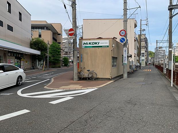 When you see the HiKOKI sign, take the road closest to the railway line
