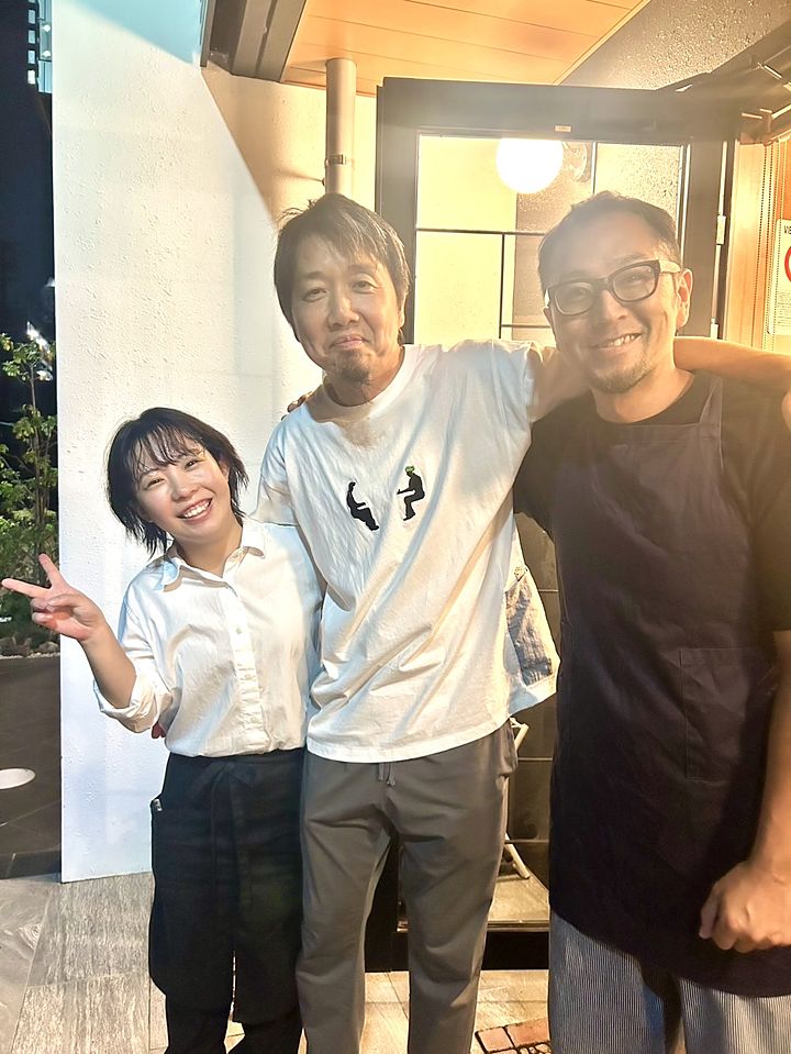 左から、カメリエーラのみづき、堀江さん、シェフ