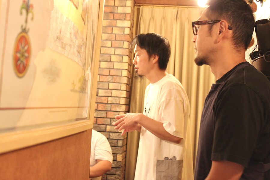 会の始まりに挨拶する堀江さんとシェフ