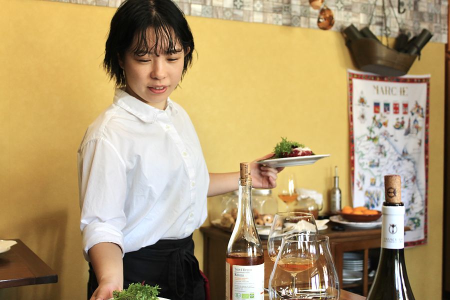 料理をお席へ運ぶカメリエーラ