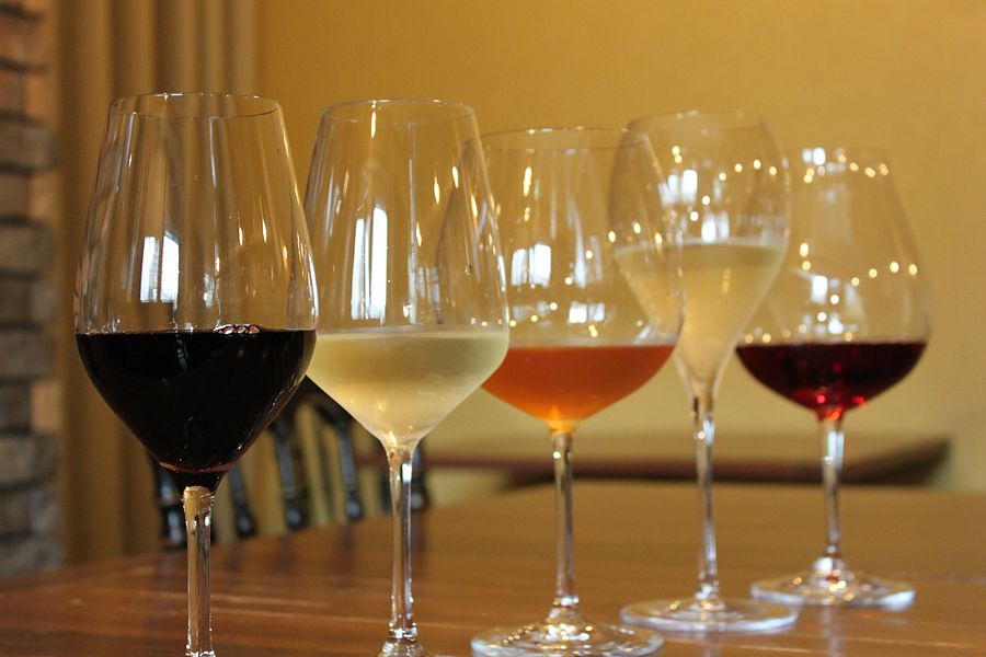 5 Italian wines poured into glasses