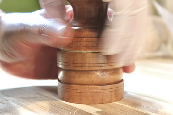 木型で生地を挟み、模様をつける